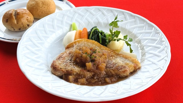 箱根山麓豚のソテー　アップルジンジャーソース　　2,200円