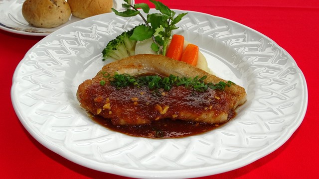 箱根山麓豚のソテー　ガーリックペッパーソース　2,200円